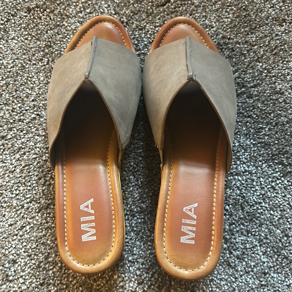 Mia sandals size 8.5 Taupe color